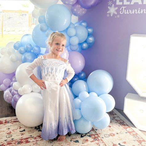 ❄️ For the First Time in Forever, Leah’s Turning 5 ❄️ Leah’s Frozen birthday party was an absolute dream, complete with icy blue balloons and a magical marquee 5 lighting up the day! Backdrop & Balloons: @brittney.designs Marquee: @litlettersslc Balloon Supplier: @loftusinternational Host: @hillyherbert & @garrisonherbert Balloon Colors Tuftex Monet Tuftex Metallic Sky Blue Sempertex Pear Lilac Sempertex Pastel Matte Lilac Qualatex Snowflake double stuffed w/ Sempertex Pastel Matte Lil... Backdrop Balloons, Balloon Colors, Frozen Birthday Party, Blue Balloons, Frozen Birthday, Icy Blue, Sky Blue, Blue Sky, First Time