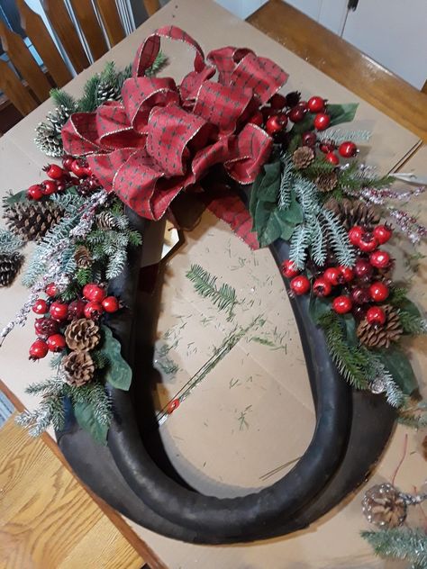 Horse Collar Wreath Ideas, Horse Christmas Wreath, Horse Collar Wreaths, Horse Harness Decor Ideas, Horse Collar Decor Ideas, Horse Collar Decor, Western Christmas Decor, Western Christmas Decorations, Horse Wreath