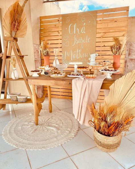 Chá de casa nova: dicas, lista de presentes, comidas e decoração Cha Bar, 1st Birthday Cakes, Bridal Bachelorette Party, Communion Party, Boho Birthday, Wooden Decor, Minimalist Wedding, Cafe Bar, Engagement Party