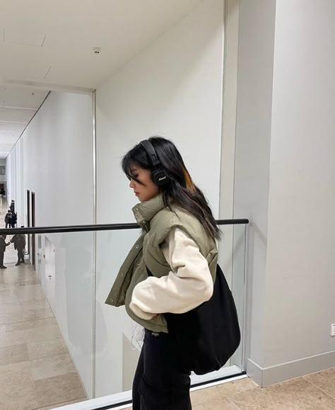 Puffer Vest Cropped Outfit, Padded Vest Outfit, Headphone Outfit, Mode Ulzzang, Crop Vest, Foto Ideas Instagram, Puffer Vest, Winter Fits, New Energy