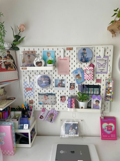 Kpop Table, Aesthetic Pastel Room, Pin Board Ideas Aesthetic, Pegboard Aesthetic, Pinboard Ideas Aesthetic, Pinboard Ideas Inspiration, Kpop Pegboard, Peg Board Ideas, Aesthetic Pinboard