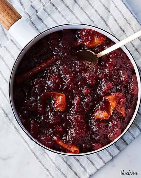 Five-Ingredient Red-Wine Cranberry Sauce Stovetop Thanksgiving Sides, Vegetarian Gravy, Thanksgiving Appetizer Recipes, Easy Thanksgiving Recipes, Gluten Free Thanksgiving, Cranberry Sauce Recipe, Cranberry Chutney, Friendsgiving Dinner, Thanksgiving Recipes Side Dishes