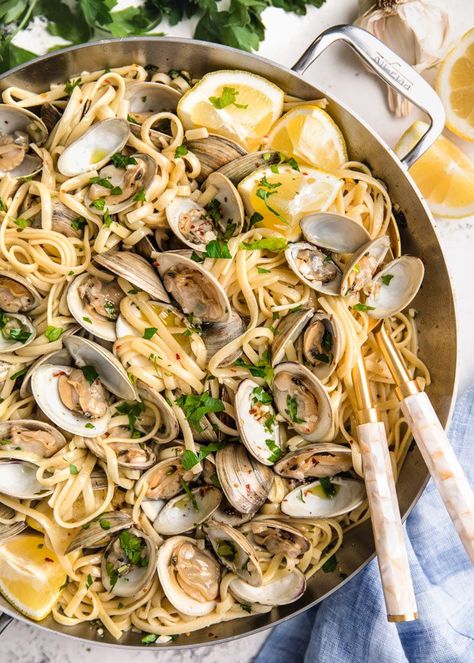 Clams Linguine, Pasta With Clams, Linguine With Clams, Clam Sauce Recipe, Fresh Clams, Clam Pasta, Summer Pasta Dishes, White Clam Sauce, Linguine Recipes