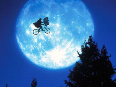 moon Orlando Universal, Steven Spielberg Movies, Et Phone Home, 1980s Childhood, Francois Truffaut, Chris Tucker, The Truman Show, Moon Silhouette, Tommy Lee Jones