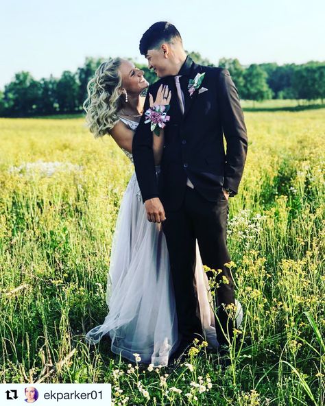 Outdoor Homecoming Picture Ideas, Home Coming Photoshoot Ideas, Country Prom Pictures Couples, Professional Prom Photos, Fun Prom Pictures Couples, Western Prom Pictures, Country Prom Pictures, Prom Photoshoot Ideas Couple, Prom Ideas Pictures