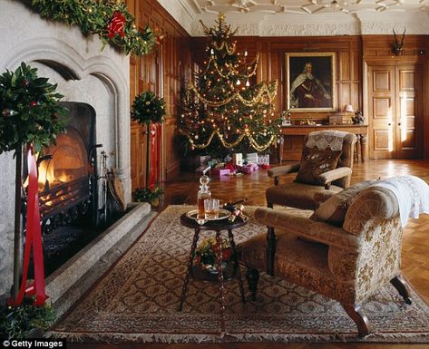 Christmas pollution Fantasy Manor, Massive Fireplace, Cozy Christmas Living Room Decor, Christmas Castle, Colonial Kitchens, Christmas Hallway, English Homes, Cozy Christmas Living Room, English Christmas