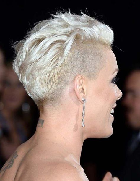 Pink Singer Hairstyles, Pink Haircut, Short Shaved Hairstyles, Half Shaved Hair, Shaved Side Hairstyles, Shaved Hair Designs, Short Haircut Styles, Best Short Haircuts, Penteado Cabelo Curto