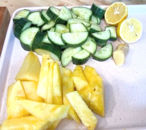 How To Make Pineapple Water, Cucumber Cleanse, Cucumber Juice Benefits, Cucumber Drink, Pineapple Cucumber, Easy To Digest Foods, Pineapple Detox, Diet Smoothies, Healthy Diet Smoothies