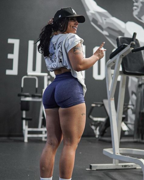 Gymwear Outfits, Leg And Glute Workout, Gym Fits, Women's Muscle, Fitness Inspiration Body, Gym Inspiration, Fitness Models Female, Curvy Women Jeans, Muscle Women