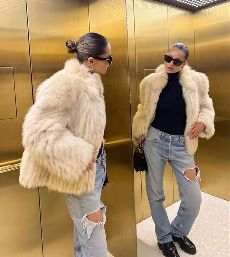 Fur Style Outfit Ideas, White Fur Coat Outfit, London Fashion Week 2023, Faux Fur Jacket Outfit, Fur Coat Street Style, Faux Fur Coats Outfit, Fur Jacket Outfit, Colorado Fashion, White Fur Jacket