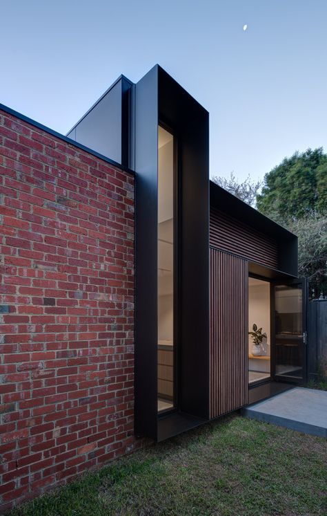 © Jaime Diaz-Berrio Brick Wall Building, Flat Roof Brick House, Family Modern House, Modern Brick Building, Red Brick Facade, Red Brick Building, Modern Brick House, Red Brick Exteriors, Brick Siding