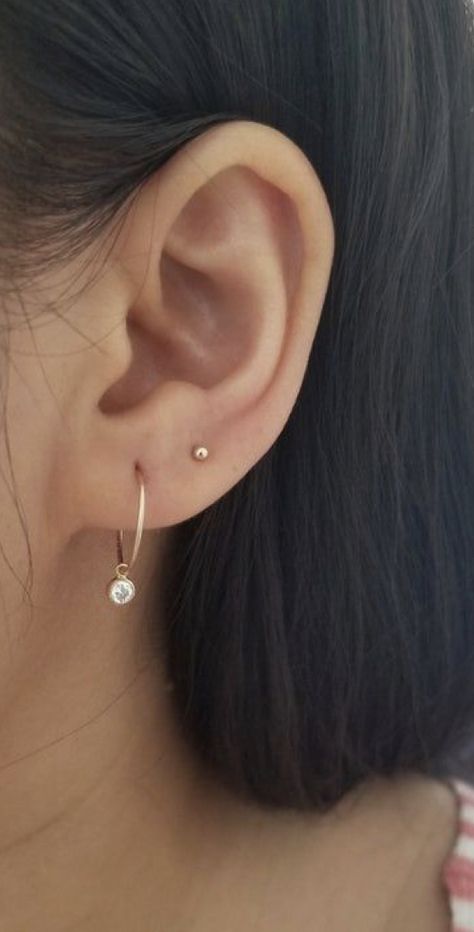 Upper Earlobe Piercing, Double Ear Piercing Ideas Simple, Second Persings Ideas, Upper Ear Lobe Piercing, 2nd Lobe Piercing, Piercing Combos, 2nd Ear Piercing, Double Lobe Piercing, Second Ear Piercing