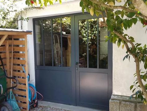 Transformation d’un garage en atelier | Batistyl Habitat Closing In A Garage, Atelier Garage, Garage Extension, Garage Transformation, Converted Garage, Cool Garages, Garage Style, Garage Door Makeover, Garage Studio