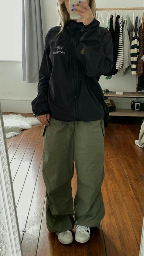 Black Arcteryx Outfit, Autumn Baggy Outfits, Chinese Baggy Outfits, Arcytex Jacket Outfit, Arcteryx Jacket Woman Outfit, Baggy Autumn Outfit, Cordory Jacket Outfit, Autumn Outfits Streetwear, Autumn Fits 2023