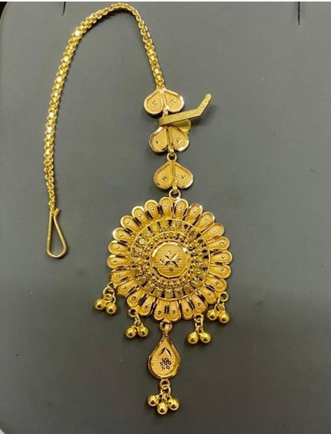 Gold Mangtikka Design, Maag Tika Gold, Gold Mang Tika Design For Bride, Teeka Designs In Gold, Tikli Jewelry Gold, Maangtika Designs In Gold, Mang Tikka Gold Bridal, Mangtikka Designs Gold, Mangtika Gold