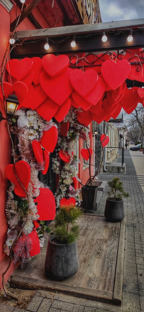 Valentines Day Decorations Restaurant, Valentines Window Display, Window Dressings, St Valentin, Store Front, Valentines Day Decorations, Baby Boutique, Window Display, San Valentino