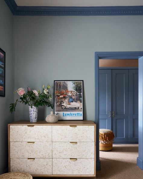 Farrow & Ball | For a simple yet sophisticated scheme, pair #Railings on your woodwork with #Ammonite painted walls, as seen in @hmwinteriors_ beautiful... | Instagram Retro Bungalow, Paint Combos, Free Wallpaper Samples, Ideas For Small Bedrooms, Bedroom Colours, Alsace Lorraine, Cosy Bedroom, Painted Front Doors, Moving Home