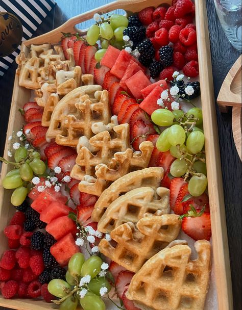 Easy brunch board idea Homecoming Brunch, Hoco Brunch, Brunch Boards Ideas, Picnic Dinner Party, Brunch Board, Outdoor Brunch, Family Brunch, Girls Brunch, Breakfast Party