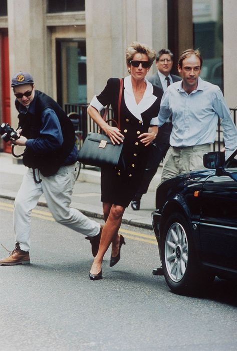 Diana, 1994 - always having to try escaping paparazzi Diana Paparazzi, Diana Williams, Prins William, Princesa Real, Princess Diana Fashion, Prins Harry, Princess Diana Photos, Prinz Harry, Real Princess