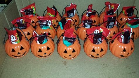 1st Grade Halloween Gifts, Candy Alternatives For Halloween, Candy Corn And Peanuts Gift, Fun Ways To Give Out Halloween Candy, Candy Corn Party Favors, Halloween Food Crafts, Candy Grams, Plastic Pumpkins, Easy Halloween Decorations