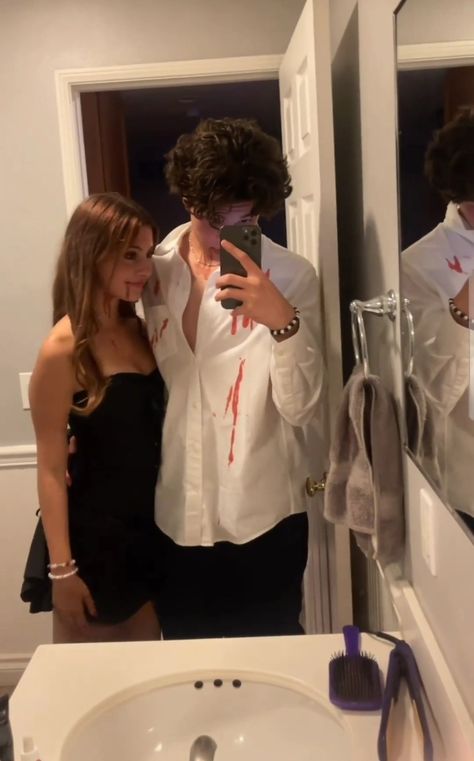 Vampire Costume Couple, Vampire Couples, Halloween Duos, Halloween Club, Vampire Halloween Costume, Vampire Costumes, Trio Halloween Costumes, Couple Costume, Couples Costume