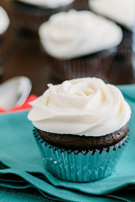 How to Make Easy Frosting Roses; A Video Tutorial - Natasha's Kitchen Frosting Roses, Rose Frosting, Cupcakes Decoration Tutorial, Cupcake Frosting Recipes, Cupcake Recipes From Scratch, Cupcakes Decorating, Easy Frosting, Frosting Tips, Rose Cupcakes