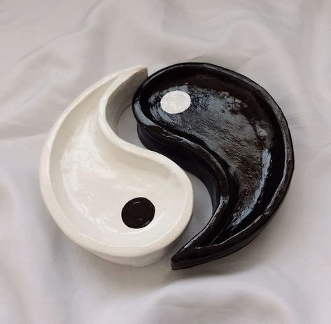 Ceramic Ying Yang, Ying Yang Clay Dish, Yin Yang Clay Dish, Ceramic Pottery Ashtray, Air Clay Ideas Aesthetic, Polymer Clay Plate, Ying Yang Clay, Sculpture Art Clay Simple, Polymer Clay Ashtray