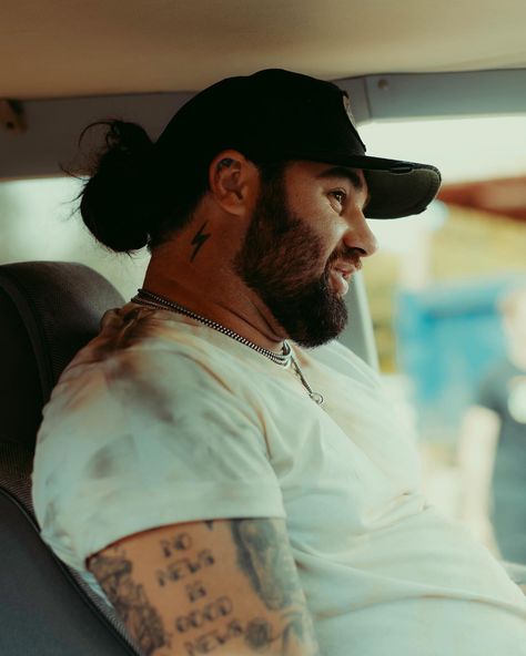 Joe Wetzel Tattoos, Country Singer Tattoos, Koe Wetzel Aesthetic, Koe Wetzel Wallpaper, Country Daughter, Koe Wetzel Tattoos, Tattoo Ideas Simple, Koe Wetzel, Texas Country Music