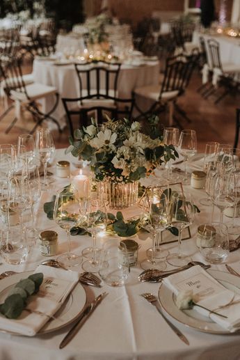 Camille et Bastien, greenery wedding - Mademoiselle Constellation #vraimariage #couple # mariagechic #mariageboheme #weddingtable #table #décoration #tablemariage #lumiere #guirlande//photo : lovelyweddingday //floral design : Mademoiselle Constellation Cheesecloth On Round Table, Wedding Decoration Minimalist, Round Table Wedding Ideas, Round Wedding Tables Decoration, Wedding Tables Ideas, October Wedding Centerpieces, Wedding Reception Decorations Table, Green And Cream Wedding, Wedding Round Table