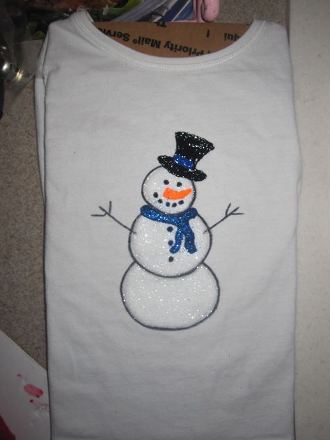 snowman t-shirt...gotta love fabric paint Zimska Dekoracija, Puff Paint Shirts, Diy Puffs, Diy Christmas Shirts, Fabric Paint Shirt, Shirt Painting, Tshirt Painting, Paint Shirts, Puff Paint