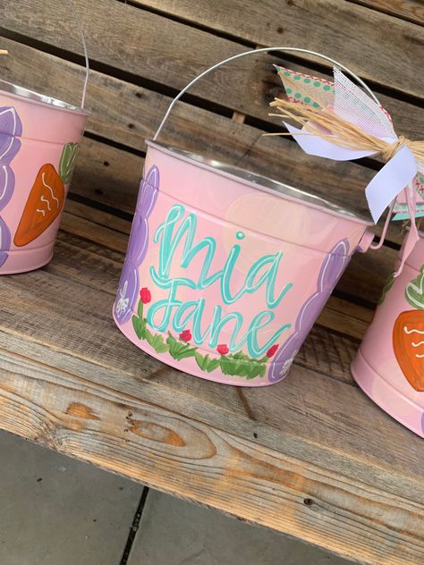 Painted Easter Buckets Girl, Metal Easter Buckets Diy, Easter Basket Painting, Easter Buckets Painted, Painted Baskets Ideas, Metal Easter Buckets, Painted Galvanized Buckets, Painted Easter Bucket, Painted Easter Baskets