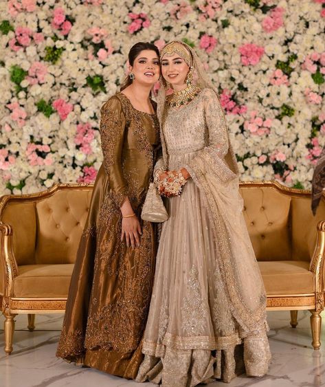 Nikkah Dress For Bride, Long Gaun, Hijabi Bride Pakistani, Nikah Video, Hijab Brides, Bridal Hijab Styles, Nikah Outfit, Hijabi Brides, Bridal Mehndi Dresses