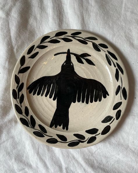 Ceramic Plate Illustration, Sgraffito Bird Designs, Raven Ceramic, Carved Plate Ceramic, Bird Ceramic Plate, Box Creative, New Ceramics, Ceramic Birds, Pottery Classes