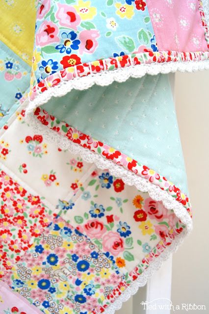 Tied with a Ribbon: Bluebirds on Roses Project Tour Pretty Quilt, Crochet Quilt, Quilt Binding, Girls Quilts, Small Quilts, Easy Quilts, Crochet Edging, Crochet Trim, Scrap Quilts