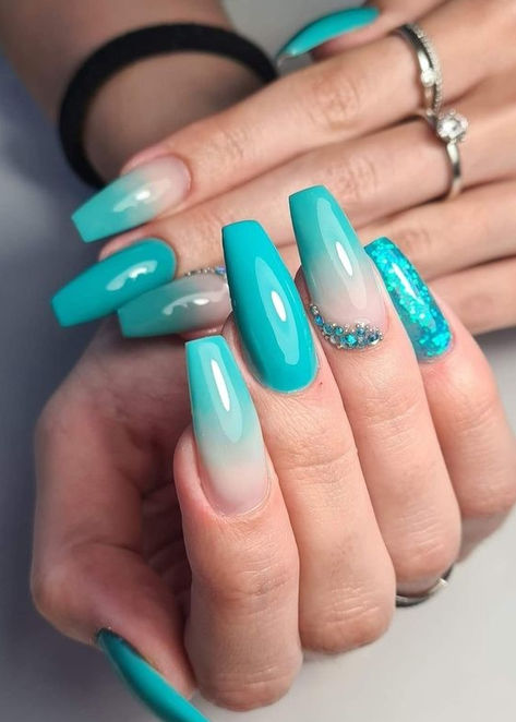 turquoise nails: ombre and glitter coffins Vacation Nails Turquoise, Nude And Blue Nails, Turquoise Nail Polish, Turquoise Nail Designs, Peach Colored Nails, Nail Makeover, Tiffany Blue Nails, Blue Ombre Nails, Aqua Nails