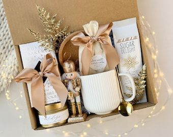 Thriftmas Ideas, Sending A Hug, Luxury Gift Basket, Holiday Scented Candles, Gift Box For Women, Apartment Christmas, Gift Box Christmas, Tea Gift Box, Hygge Gifts