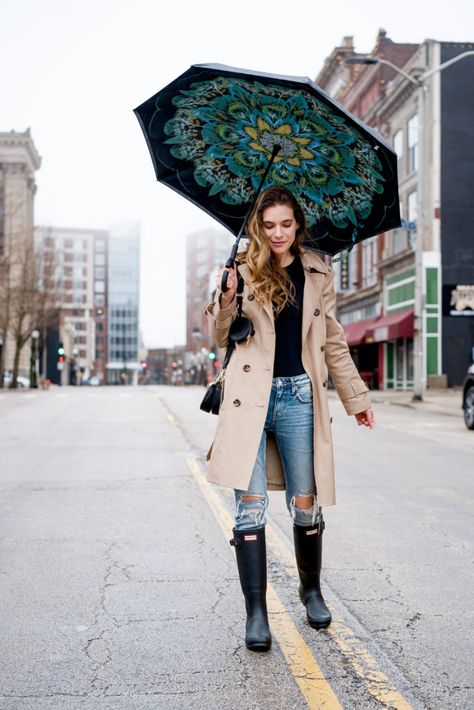 Cute Rainy Day Outfit Ideas To Try This Spring Tall Black Rain Boots Outfit, London Rain Outfit, Tall Hunter Boots Outfit, Rainy Boots Outfit, Rainy Day Work Outfit, Rainy Spring Outfit, Rainy Weather Outfits, Casual Rainy Day Outfit, Rainy Outfit