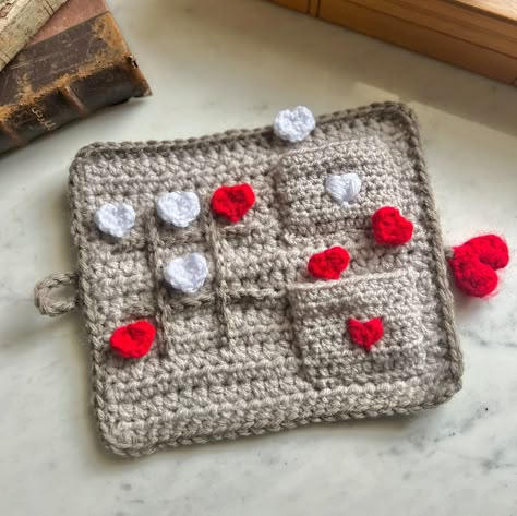 Things To Crochet On A Road Trip, Crochet Board Games, Crochet Tic Tac Toe Free Pattern, Crochet Gifts For Teens, Travel Crochet Projects, Crochet Tic Tac Toe, Crochet Games, Game Crochet, Crochet Travel