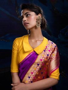 20.Trendy collared blouse design for silk saree Blouse Designs For Silk Sarees, Collar Neck Design, Plain Blouse Designs, Blouse Collar, Blouse Designs High Neck, Cotton Blouse Design, Blouse Design Images, Sari Blouse Designs, Blouse Designs Indian