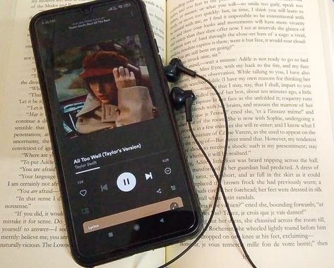 Books And Earphones, Book With Earphones Aesthetic, Book And Earphone Aesthetic, Music Aesthetic Earphones, Music Taylor Swift Aesthetic, Music Earphones Aesthetic, Earphones Aesthetic, Music Taylor Swift, Classic Things