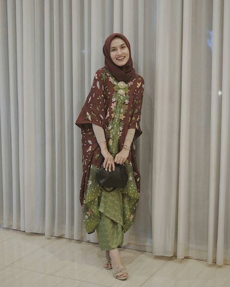 KEBAYA|KONDANGAN|BRIDESMAID di Instagram "Fabulous batik by @dwihandaanda" Outfit Kebaya, Sewing Skirts Women, Kaftan Batik, Kondangan Outfit, Hijab Stile, Batik Dress Modern, Wedding Reception Outfit, Kebaya Modern Dress, Reception Outfit