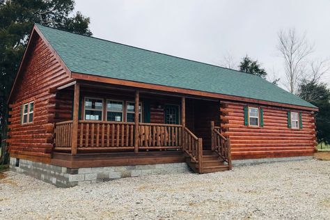 This Kentucky Company Builds the Amish Log Cabins of Our Dreams Log Cabin Mobile Homes, Aesthetic Home Kitchen, Prefab Log Cabins, Pre Built Cabins, Wallpaper Farmhouse, Amish Cabins, Houses On Wheels, Prefab Home, Rustic Log Cabin