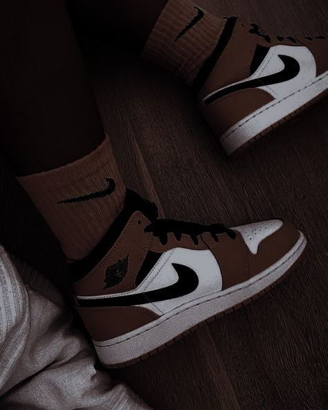 Shoes With Outfits, Statement Clothes, Melanin Aesthetic, Jordans Aesthetic, Jordan Nike Shoes, Brown Clothes, Shoe Photography, Af1 Shoes, Shoes Air Force