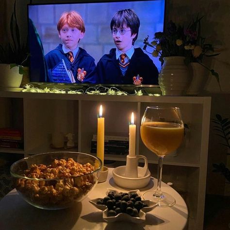 Harry Potter Movie Night, The Fall Movie, Hp Movies, Cumpleaños Harry Potter, Halloween Movie Night, Cute Autumn, Zoella, Movie Marathon, Harry Potter Aesthetic