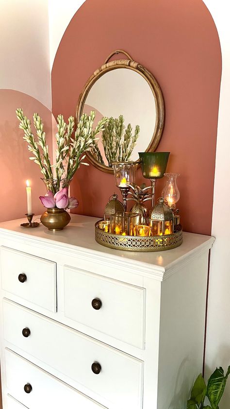 Diy Diwali Candles, Elegant Diwali Decor, Diwali Dining Table Decor, Dining Table Decor Indian Home, Candle Stand Decor Ideas, Diwali Table Decor, Desi Home Decor, Glass Dining Table Decor, Diwali 2024