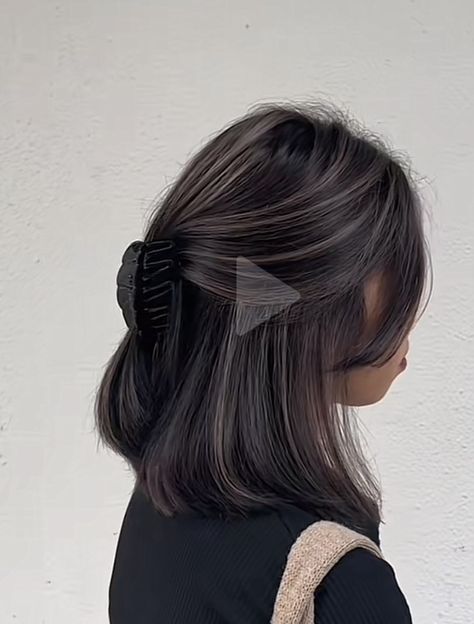 Milk Tea Highlights On Black Hair, Medium Hair With Highlights, Korean Balayage Hair, Baby Lights On Dark Hair, Short Dark Hair With Highlights, Asian Balayage Hair, Undertone Hair, Medium Hair Highlights, Asian Hair Highlights