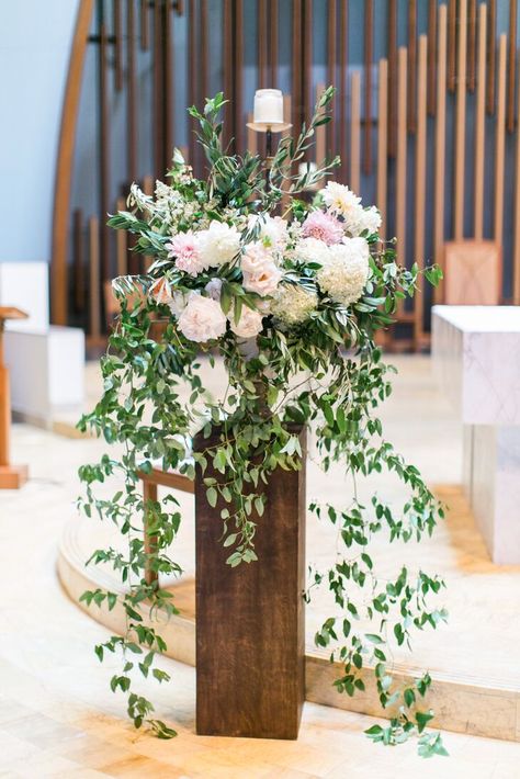 Wedding Alter Flowers, Wedding Ceremony Flower Arrangements, Altar Flowers Wedding, Wedding Flower Arrangements Table, Alter Flowers, Wedding Church Decor, Church Wedding Flowers, Wedding Alters, Altar Arrangement