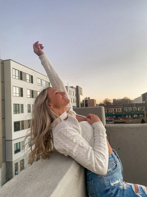 Parking Garage Photoshoot Portrait, Parking Garage Pizza Photoshoot, Garage Top Photoshoot, Senior Pics Parking Garage, Poses For Parking Garage, Poses In Parking Garage, Cute Parking Garage Pictures, Garage Pics Aesthetic, Parking Garage Rooftop Photoshoot