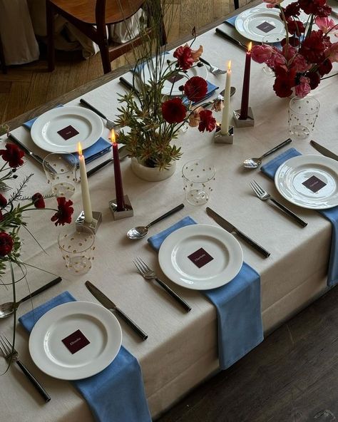 All posts • Instagram Friendsmas Table Decorations, Napkin Styles Wedding, English Table Setting, Christmas Dinner Tablescape, Vintage Tablescapes Ideas, Christmas Dinner Ideas Decoration, Christmas Table Round, Dinner Set Up, Brown Table Setting