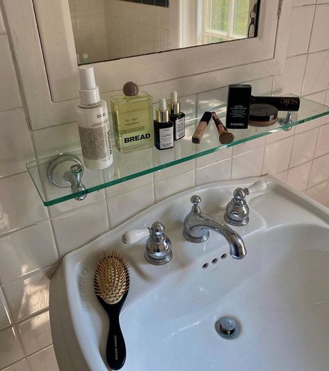 TOPSHELF BEAUTÉ on Instagram: “@ariacalli 🙏🏼” European Bathroom Aesthetic, Craft Room Layout Ideas, Farm Stand Ideas, Craft Room Layout, Gym At Home Ideas, Roadside Farm Stand, Mini Gym At Home, Mini Gym At Home Ideas, Girls Apartment